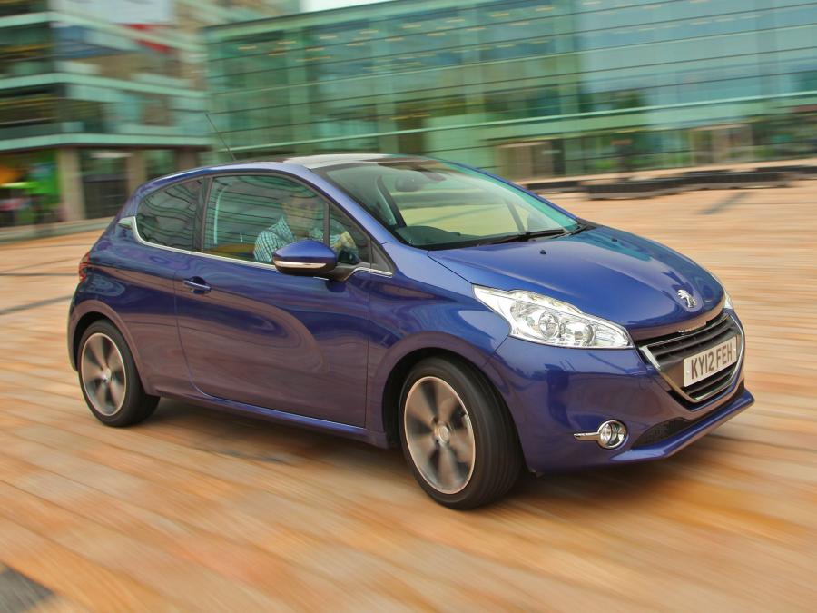  Peugeot 208 3-Door 2012 года  (UK) (фото 5 из 13)